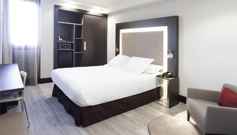 Habitación superior con cama de matrimonio y vistas al mar