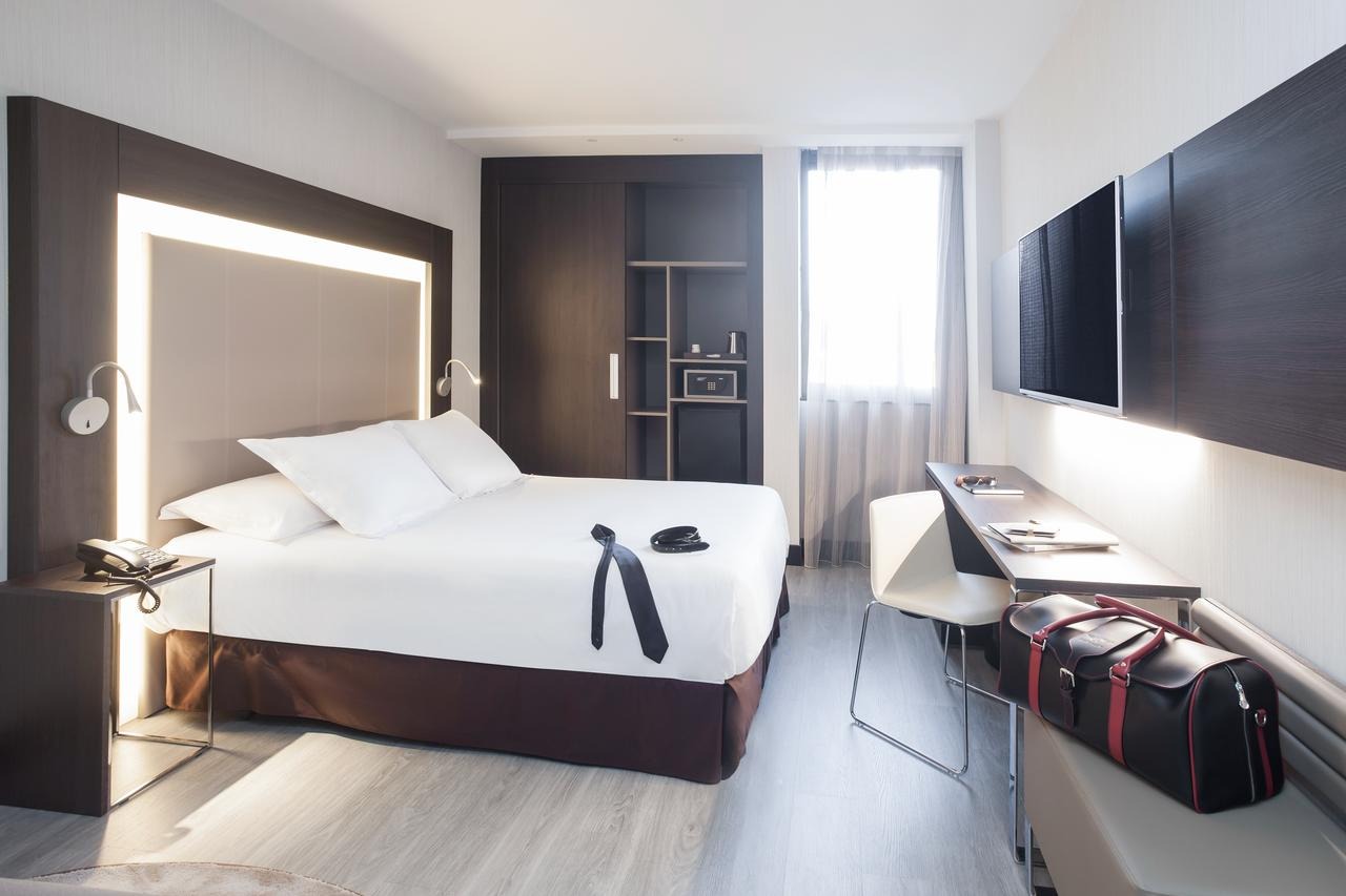 Habitación con ventanal con vistas al Mediterráneo